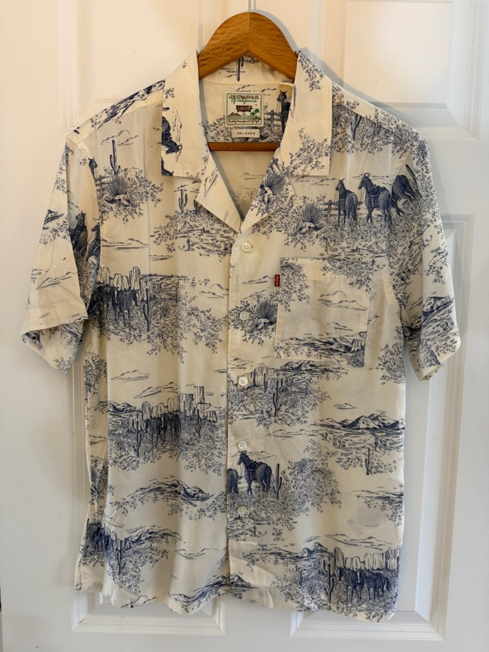 Men’s small Levi's Cream Short-Sleeve Western Print Button-Down Shirt